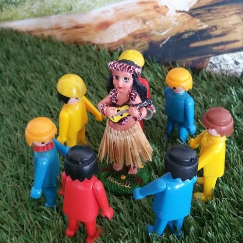 hula doll met ukelele